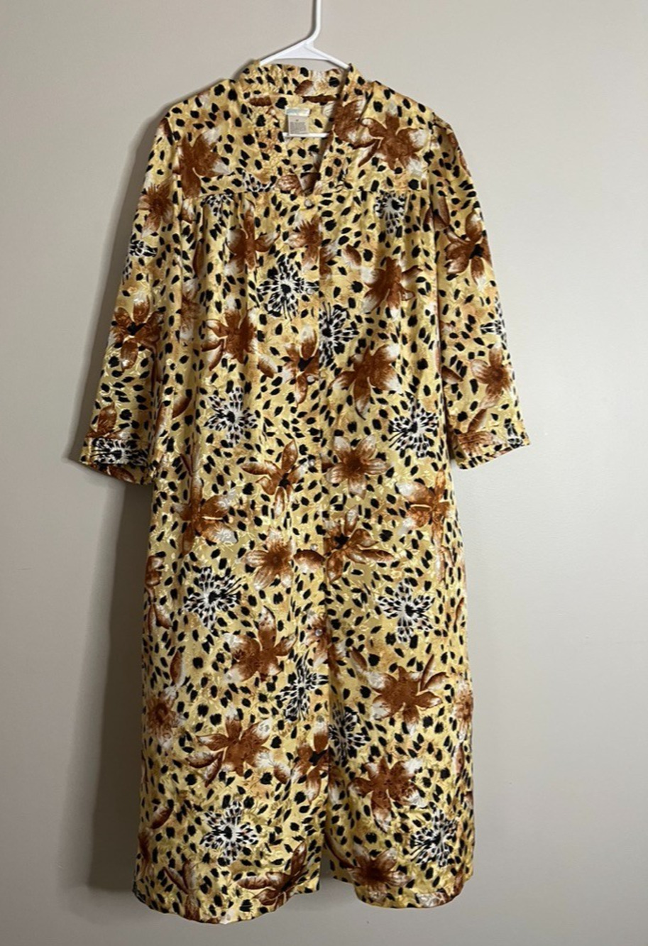 Simply Basic Leopard Print Snap Front Housecoat House Dress Robe Sz Medium Roper